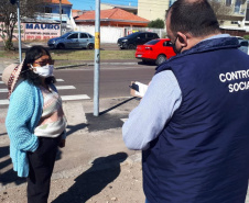 Equipe da Controladoria-Geral do Estado ouviu as pessoas que foram receber o benefício em Curitiba para saber a opinião sobre a forma de distribuição e colher sugestões.
Foto: CGE