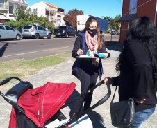 Equipe da Controladoria-Geral do Estado ouviu as pessoas que foram receber o benefício em Curitiba para saber a opinião sobre a forma de distribuição e colher sugestões.
Foto: CGE