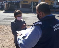 Equipe da Controladoria-Geral do Estado ouviu as pessoas que foram receber o benefício em Curitiba para saber a opinião sobre a forma de distribuição e colher sugestões.
Foto: CGE