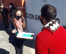 Equipe da Controladoria-Geral do Estado ouviu as pessoas que foram receber o benefício em Curitiba para saber a opinião sobre a forma de distribuição e colher sugestões.
Foto: CGE