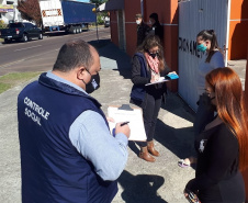 Equipe da Controladoria-Geral do Estado ouviu as pessoas que foram receber o benefício em Curitiba para saber a opinião sobre a forma de distribuição e colher sugestões.
Foto: CGE