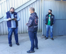 Equipe da Controladoria-Geral do Estado ouviu as pessoas que foram receber o benefício em Curitiba para saber a opinião sobre a forma de distribuição e colher sugestões.
Foto: CGE