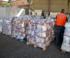 Defesa Civil faz entrega de cestas básicas na cidade de Agudos do Sul. Foto: Ari Dias/AEN