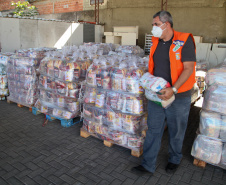 Defesa Civil faz entrega de cestas básicas na cidade de Agudos do Sul. Foto: Ari Dias/AEN