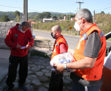 Defesa Civil faz entrega de cestas básicas na cidade de Agudos do Sul. Foto: Ari Dias/AEN