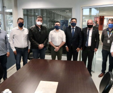 Nesta segunda-feira (01), o superintendente estadual dos Correios no Paraná, Paulo Cezar Kremer dos Santos, visitou o Terminal de Contêineres de Paranaguá (TCP) e se reuniu com o presidente da Portos do Paraná, Luiz Fernando Garcia. Foto: Claudio Neves/Portos do Paraná