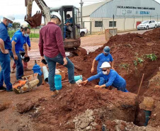 A Sanepar concluiu as obras de implantação dos 18,9 km de redes de distribuição de água no Bairro Lago Azul, em Cascavel. Na tarde desta terça-feira (2), foram feitas as interligações das novas redes ao sistema de abastecimento da cidade. Os serviços foram acompanhados pelo prefeito Leonaldo Paranhos e pelos gerentes da Sanepar, Renato Bueno e Rita Camana.
 Foto:Sanepar