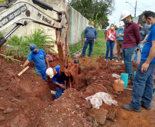 A Sanepar concluiu as obras de implantação dos 18,9 km de redes de distribuição de água no Bairro Lago Azul, em Cascavel. Na tarde desta terça-feira (2), foram feitas as interligações das novas redes ao sistema de abastecimento da cidade. Os serviços foram acompanhados pelo prefeito Leonaldo Paranhos e pelos gerentes da Sanepar, Renato Bueno e Rita Camana.
 Foto:Sanepar
