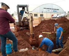 A Sanepar concluiu as obras de implantação dos 18,9 km de redes de distribuição de água no Bairro Lago Azul, em Cascavel. Na tarde desta terça-feira (2), foram feitas as interligações das novas redes ao sistema de abastecimento da cidade. Os serviços foram acompanhados pelo prefeito Leonaldo Paranhos e pelos gerentes da Sanepar, Renato Bueno e Rita Camana.
 Foto:Sanepar