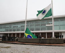 Ato de vandalismo na noite de segunda-feira exigiu a troca da bandeira, que foi instalada na tarde desta terça-feira (02), após remoção de pichações e conserto do mecanismo de hasteamento.
. Foto: Ari Dias/AEN