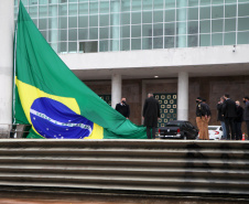 Ato de vandalismo na noite de segunda-feira exigiu a troca da bandeira, que foi instalada na tarde desta terça-feira (02), após remoção de pichações e conserto do mecanismo de hasteamento.
Foto: Ari Dias/AEN