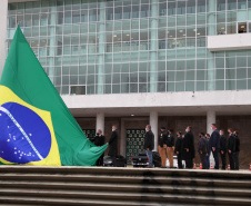 Ato de vandalismo na noite de segunda-feira exigiu a troca da bandeira, que foi instalada na tarde desta terça-feira (02), após remoção de pichações e conserto do mecanismo de hasteamento.
 Foto: Ari Dias/AEN