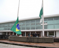 Ato de vandalismo na noite de segunda-feira exigiu a troca da bandeira, que foi instalada na tarde desta terça-feira (02), após remoção de pichações e conserto do mecanismo de hasteamento.
 Foto: Ari Dias/AEN