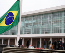 Ato de vandalismo na noite de segunda-feira exigiu a troca da bandeira, que foi instalada na tarde desta terça-feira (02), após remoção de pichações e conserto do mecanismo de hasteamento.
 Foto: Ari Dias/AEN