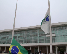 Ato de vandalismo na noite de segunda-feira exigiu a troca da bandeira, que foi instalada na tarde desta terça-feira (02), após remoção de pichações e conserto do mecanismo de hasteamento.
 Foto: Ari Dias/AEN