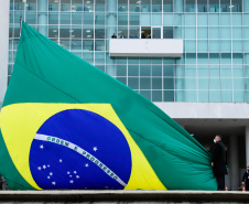 Ato de vandalismo na noite de segunda-feira exigiu a troca da bandeira, que foi instalada na tarde desta terça-feira (02), após remoção de pichações e conserto do mecanismo de hasteamento.

