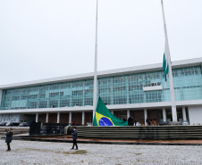 Ato de vandalismo na noite de segunda-feira exigiu a troca da bandeira, que foi instalada na tarde desta terça-feira (02), após remoção de pichações e conserto do mecanismo de hasteamento.
