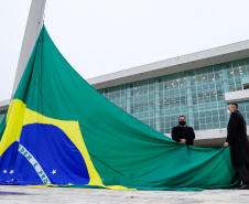 Ato de vandalismo na noite de segunda-feira exigiu a troca da bandeira, que foi instalada na tarde desta terça-feira (02), após remoção de pichações e conserto do mecanismo de hasteamento.
