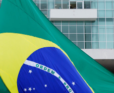 Ato de vandalismo na noite de segunda-feira exigiu a troca da bandeira, que foi instalada na tarde desta terça-feira (02), após remoção de pichações e conserto do mecanismo de hasteamento.
