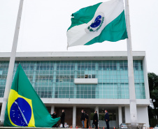 Ato de vandalismo na noite de segunda-feira exigiu a troca da bandeira, que foi instalada na tarde desta terça-feira (02), após remoção de pichações e conserto do mecanismo de hasteamento.
