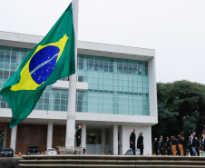 Ato de vandalismo na noite de segunda-feira exigiu a troca da bandeira, que foi instalada na tarde desta terça-feira (02), após remoção de pichações e conserto do mecanismo de hasteamento.
