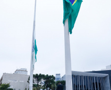 Ato de vandalismo na noite de segunda-feira exigiu a troca da bandeira, que foi instalada na tarde desta terça-feira (02), após remoção de pichações e conserto do mecanismo de hasteamento.
