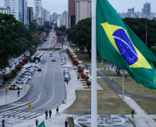 Ato de vandalismo na noite de segunda-feira exigiu a troca da bandeira, que foi instalada na tarde desta terça-feira (02), após remoção de pichações e conserto do mecanismo de hasteamento.
