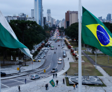 Ato de vandalismo na noite de segunda-feira exigiu a troca da bandeira, que foi instalada na tarde desta terça-feira (02), após remoção de pichações e conserto do mecanismo de hasteamento.
