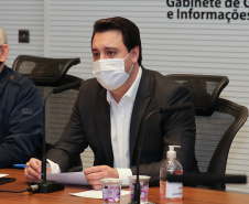 O Governador Carlos Massa Ratinho Junior em reuniao nesta quarta-feira (03/06),  com  Superintendente Geral do Hospital Erasto Gaertner, Adriano Lago, Secretário de Estado da Saude, Beto Preto e deputados no Palácio Iguaçu.  Curitiba, 03/06/2020 - Foto: Geraldo Bubniak/AEN