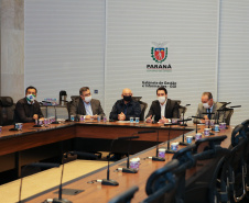 O Governador Carlos Massa Ratinho Junior em reuniao nesta quarta-feira (03/06),  com  Superintendente Geral do Hospital Erasto Gaertner, Adriano Lago, Secretário de Estado da Saude, Beto Preto e deputados no Palácio Iguaçu.  Curitiba, 03/06/2020 - Foto: Geraldo Bubniak/AEN