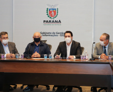 O Governador Carlos Massa Ratinho Junior em reuniao nesta quarta-feira (03/06),  com  Superintendente Geral do Hospital Erasto Gaertner, Adriano Lago, Secretário de Estado da Saude, Beto Preto e deputados no Palácio Iguaçu.  Curitiba, 03/06/2020 - Foto: Geraldo Bubniak/AEN
