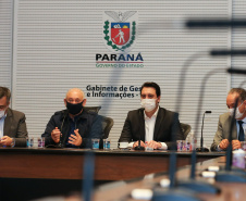 O Governador Carlos Massa Ratinho Junior em reuniao nesta quarta-feira (03/06),  com  Superintendente Geral do Hospital Erasto Gaertner, Adriano Lago, Secretário de Estado da Saude, Beto Preto e deputados no Palácio Iguaçu.  Curitiba, 03/06/2020 - Foto: Geraldo Bubniak/AEN