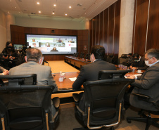 O Governador Carlos Massa Ratinho Junior em reuniao nesta quarta-feira (03/06),  com  Superintendente Geral do Hospital Erasto Gaertner, Adriano Lago, Secretário de Estado da Saude, Beto Preto e deputados no Palácio Iguaçu.  Curitiba, 03/06/2020 - Foto: Geraldo Bubniak/AEN