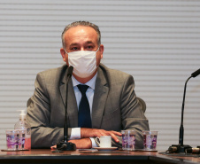 O Governador Carlos Massa Ratinho Junior em reuniao nesta quarta-feira (03/06),  com  Superintendente Geral do Hospital Erasto Gaertner, Adriano Lago, Secretário de Estado da Saude, Beto Preto e deputados no Palácio Iguaçu.  Curitiba, 03/06/2020 - Foto: Geraldo Bubniak/AEN