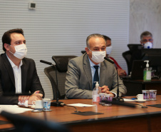 O Governador Carlos Massa Ratinho Junior em reuniao nesta quarta-feira (03/06),  com  Superintendente Geral do Hospital Erasto Gaertner, Adriano Lago, Secretário de Estado da Saude, Beto Preto e deputados no Palácio Iguaçu.  Curitiba, 03/06/2020 - Foto: Geraldo Bubniak/AEN