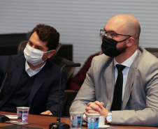 O Governador Carlos Massa Ratinho Junior em reuniao nesta quarta-feira (03/06),  com  Superintendente Geral do Hospital Erasto Gaertner, Adriano Lago, Secretário de Estado da Saude, Beto Preto e deputados no Palácio Iguaçu.  Curitiba, 03/06/2020 - Foto: Geraldo Bubniak/AEN