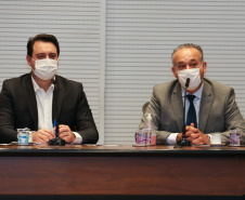 O Governador Carlos Massa Ratinho Junior em reuniao nesta quarta-feira (03/06),  com  Superintendente Geral do Hospital Erasto Gaertner, Adriano Lago, Secretário de Estado da Saude, Beto Preto e deputados no Palácio Iguaçu.  Curitiba, 03/06/2020 - Foto: Geraldo Bubniak/AEN