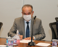 O Governador Carlos Massa Ratinho Junior em reuniao nesta quarta-feira (03/06),  com  Superintendente Geral do Hospital Erasto Gaertner, Adriano Lago, Secretário de Estado da Saude, Beto Preto e deputados no Palácio Iguaçu.  Curitiba, 03/06/2020 - Foto: Geraldo Bubniak/AEN