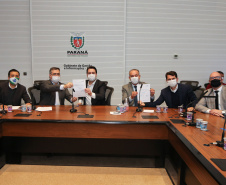 O Governador Carlos Massa Ratinho Junior em reuniao nesta quarta-feira (03/06),  com  Superintendente Geral do Hospital Erasto Gaertner, Adriano Lago, Secretário de Estado da Saude, Beto Preto e deputados no Palácio Iguaçu.  Curitiba, 03/06/2020 - Foto: Geraldo Bubniak/AEN
