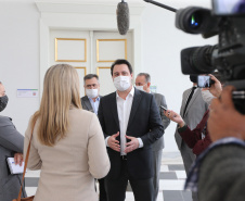 O Governador Carlos Massa Ratinho Junior em reuniao nesta quarta-feira (03/06),  com  Superintendente Geral do Hospital Erasto Gaertner, Adriano Lago, Secretário de Estado da Saude, Beto Preto e deputados no Palácio Iguaçu.  Curitiba, 03/06/2020 - Foto: Geraldo Bubniak/AEN