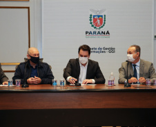 O Governador Carlos Massa Ratinho Junior em reuniao nesta quarta-feira (03/06),  com  Superintendente Geral do Hospital Erasto Gaertner, Adriano Lago, Secretário de Estado da Saude, Beto Preto e deputados no Palácio Iguaçu.  Curitiba, 03/06/2020 - Foto: Geraldo Bubniak/AEN