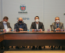 O Governador Carlos Massa Ratinho Junior em reuniao nesta quarta-feira (03/06),  com  Superintendente Geral do Hospital Erasto Gaertner, Adriano Lago, Secretário de Estado da Saude, Beto Preto e deputados no Palácio Iguaçu.  Curitiba, 03/06/2020 - Foto: Geraldo Bubniak/AEN