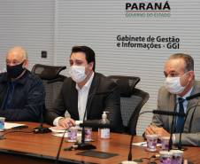 O Governador Carlos Massa Ratinho Junior em reuniao nesta quarta-feira (03/06),  com  Superintendente Geral do Hospital Erasto Gaertner, Adriano Lago, Secretário de Estado da Saude, Beto Preto e deputados no Palácio Iguaçu.  Curitiba, 03/06/2020 - Foto: Geraldo Bubniak/AEN