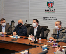 O Governador Carlos Massa Ratinho Junior em reuniao nesta quarta-feira (03/06),  com  Superintendente Geral do Hospital Erasto Gaertner, Adriano Lago, Secretário de Estado da Saude, Beto Preto e deputados no Palácio Iguaçu.  Curitiba, 03/06/2020 - Foto: Geraldo Bubniak/AEN
