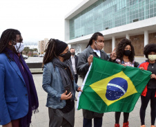Representantes do Movimento Negro Organizado de Curitiba fizeram nesta quarta-feira (3) a entrega simbólica de uma bandeira nacional ao chefe da Casa Militar do Governo do Estado, tenente-coronel Welby Pereira Sales. O ato, acompanhado pela Superintendência Geral de Diálogo e Interação Social (Sudis), teve como objetivo de repudiar a ação de vandalismo que queimou, na segunda-feira (01), a Bandeira do Brasil que fica hasteada em frente ao Palácio Iguaçu. Foto: Nelson Orlando de Andrade/SUDIS
