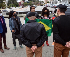Representantes do Movimento Negro Organizado de Curitiba fizeram nesta quarta-feira (3) a entrega simbólica de uma bandeira nacional ao chefe da Casa Militar do Governo do Estado, tenente-coronel Welby Pereira Sales. O ato, acompanhado pela Superintendência Geral de Diálogo e Interação Social (Sudis), teve como objetivo de repudiar a ação de vandalismo que queimou, na segunda-feira (01), a Bandeira do Brasil que fica hasteada em frente ao Palácio Iguaçu. Foto: Nelson Orlando de Andrade/SUDIS
