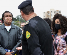 Representantes do Movimento Negro Organizado de Curitiba fizeram nesta quarta-feira (3) a entrega simbólica de uma bandeira nacional ao chefe da Casa Militar do Governo do Estado, tenente-coronel Welby Pereira Sales. O ato, acompanhado pela Superintendência Geral de Diálogo e Interação Social (Sudis), teve como objetivo de repudiar a ação de vandalismo que queimou, na segunda-feira (01), a Bandeira do Brasil que fica hasteada em frente ao Palácio Iguaçu. Foto: Nelson Orlando de Andrade/SUDIS
