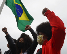 Representantes do Movimento Negro Organizado de Curitiba fizeram nesta quarta-feira (3) a entrega simbólica de uma bandeira nacional ao chefe da Casa Militar do Governo do Estado, tenente-coronel Welby Pereira Sales. O ato, acompanhado pela Superintendência Geral de Diálogo e Interação Social (Sudis), teve como objetivo de repudiar a ação de vandalismo que queimou, na segunda-feira (01), a Bandeira do Brasil que fica hasteada em frente ao Palácio Iguaçu. Foto: Nelson Orlando de Andrade/SUDIS