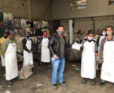 A Secretaria de Estado do Desenvolvimento Sustentável e do Turismo entregou 2.185 máscaras de pano para 29 cooperativas de materiais reciclados de 24 municípios paranaenses. A ação busca proteger os catadores de materiais recicláveis durante a pandemia do Covid-19. O repasse aconteceu a partir de segunda-feira (01). Foto: Divulgação/SEDEST