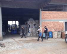 A Secretaria de Estado do Desenvolvimento Sustentável e do Turismo entregou 2.185 máscaras de pano para 29 cooperativas de materiais reciclados de 24 municípios paranaenses. A ação busca proteger os catadores de materiais recicláveis durante a pandemia do Covid-19. O repasse aconteceu a partir de segunda-feira (01). Foto: Divulgação/SEDEST